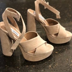 NWOT Steve Madden Jodi Platform Sandal